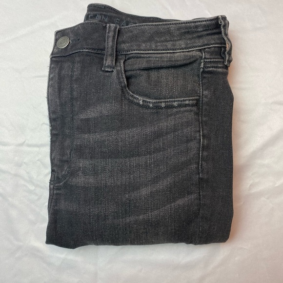 American Eagle 
Super Hi-Rise Jegging Crop 
Size: 8 - Picture 7 of 7